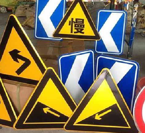 凌云标识标牌中颜色的确定是很重要的。